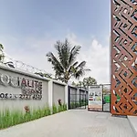 Oyo 90398 Socialite Residence Hotel